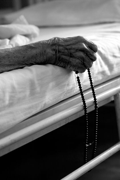 06_prayer.hands.sdmh.hospital.blackandwhite.jaipur.india.beads.jpg